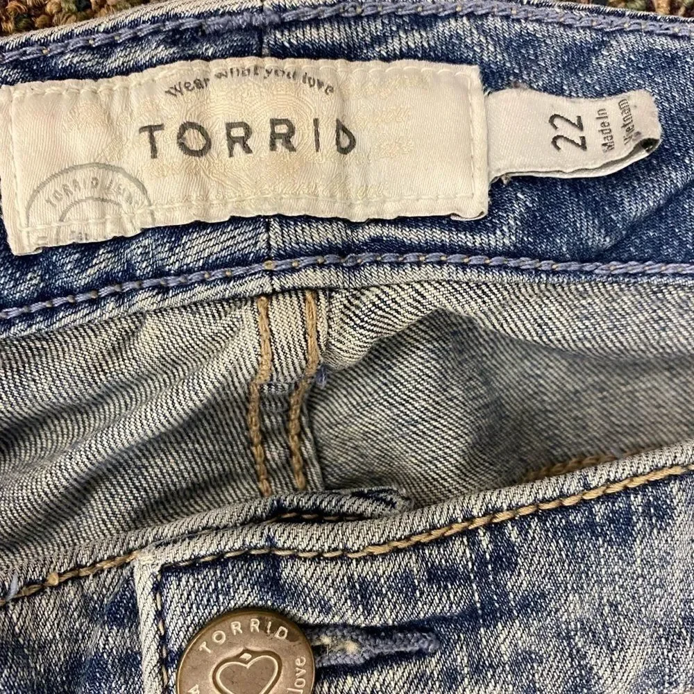 TORRID‎ BOYFRIEND JEANS - LIGHT WASH WITH RIPPED DESTRUCTION